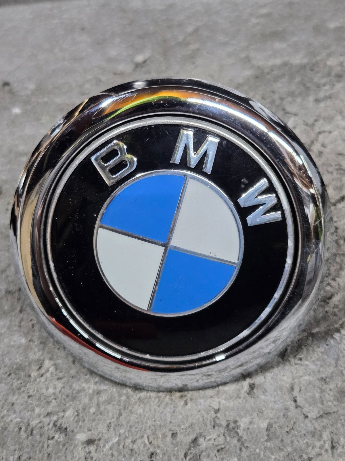 2014-2016 BMW 1 SERIES F20 TAILGATE RELEASE HANDLE W /BADGE GENUINE 7248585 OEM