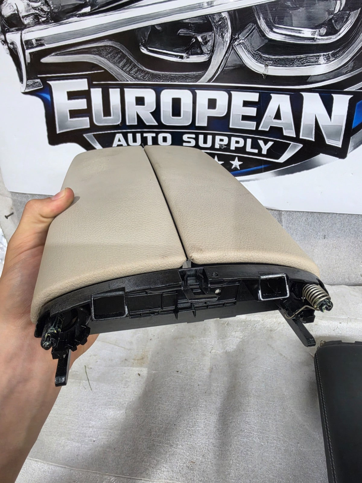 2016-2022 MERCEDES GLC300 X253 CENTER CONSOLE ARMREST LID OEM A2055406865 BEIGE