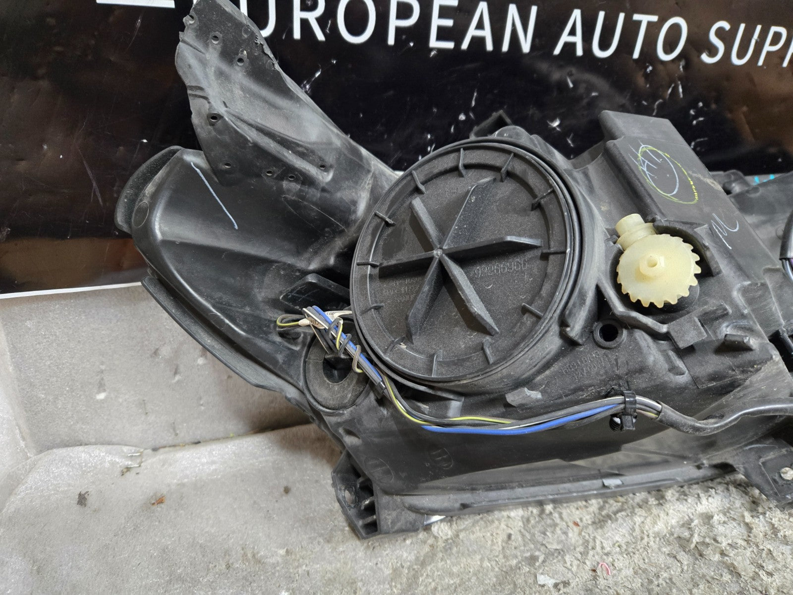 2016-2018 Chevrolet Malibu Halogen Left Side Headlight Assembly GM 84324410 OEM
