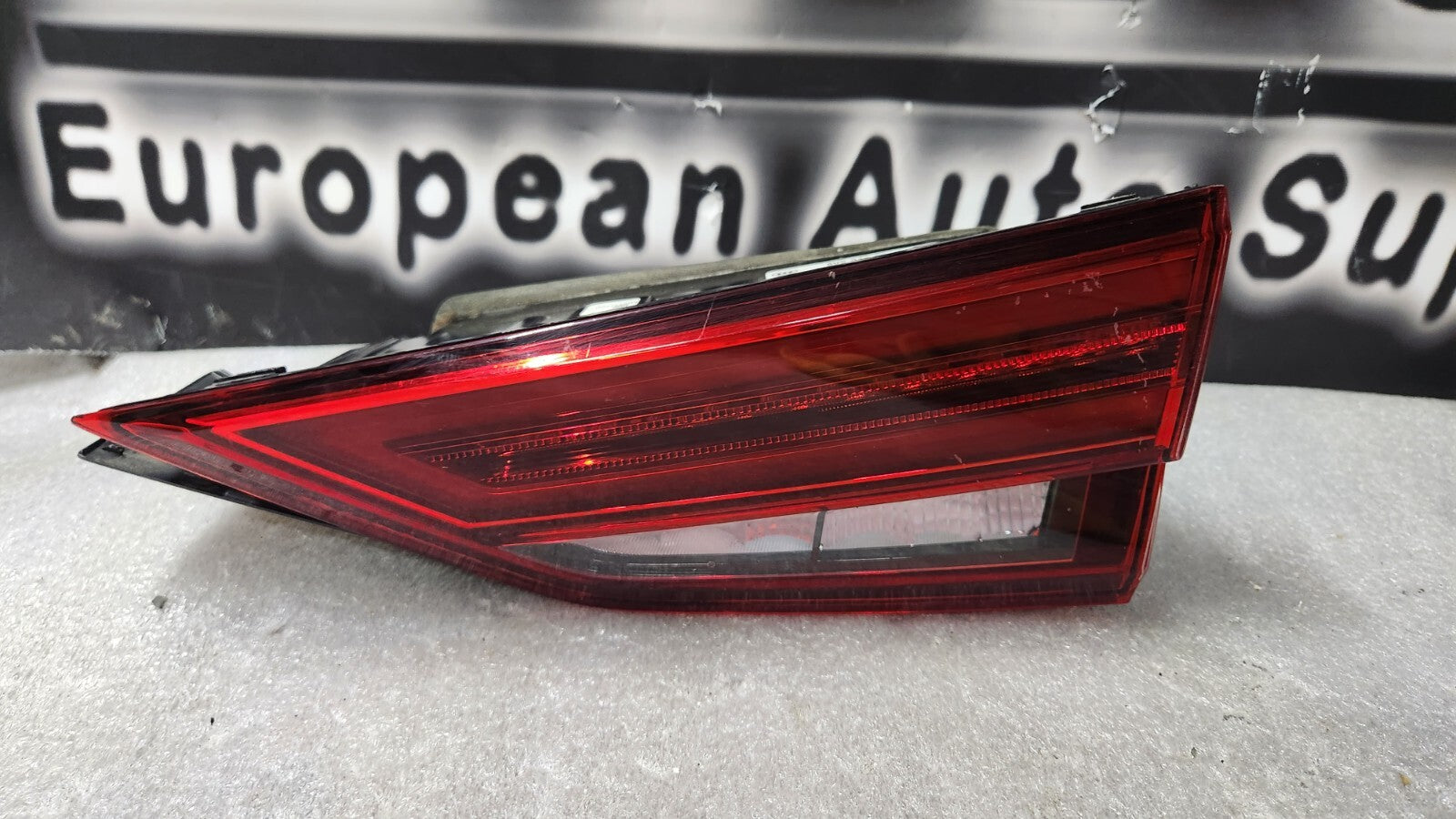 TRUNK-MOUNTED DYNAMIC TAIL LIGHT 8V5945094F AUDI A3 S3 RS3 17-20 RH PASSENGER