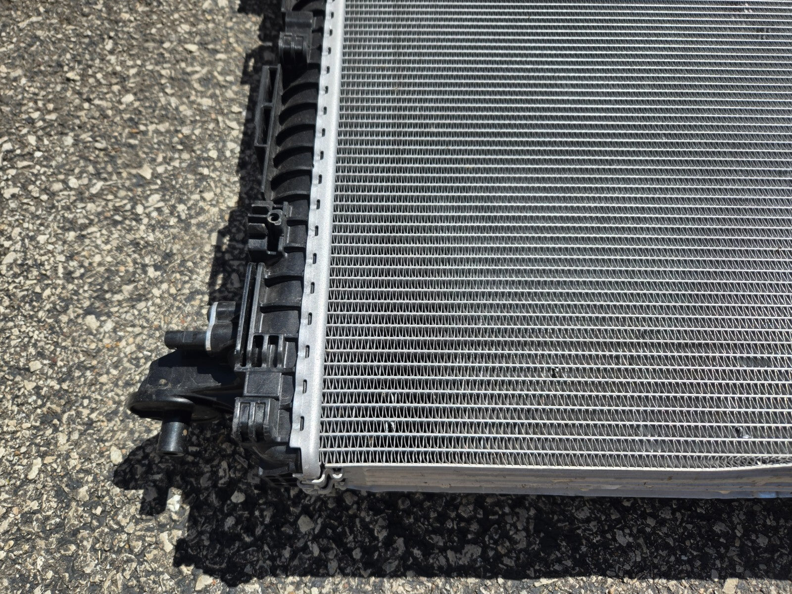 2019-2024 Lamborghini Urus Engine Motor Water Radiator Cooler 4M0121251M OEM