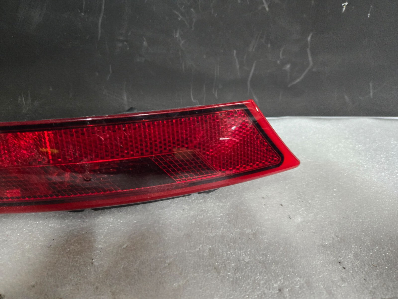 2017-2020 LAND ROVER DISCOVERY L462 REAR RIGHT RH REFLECTOR OEM HY32-15K272-AA