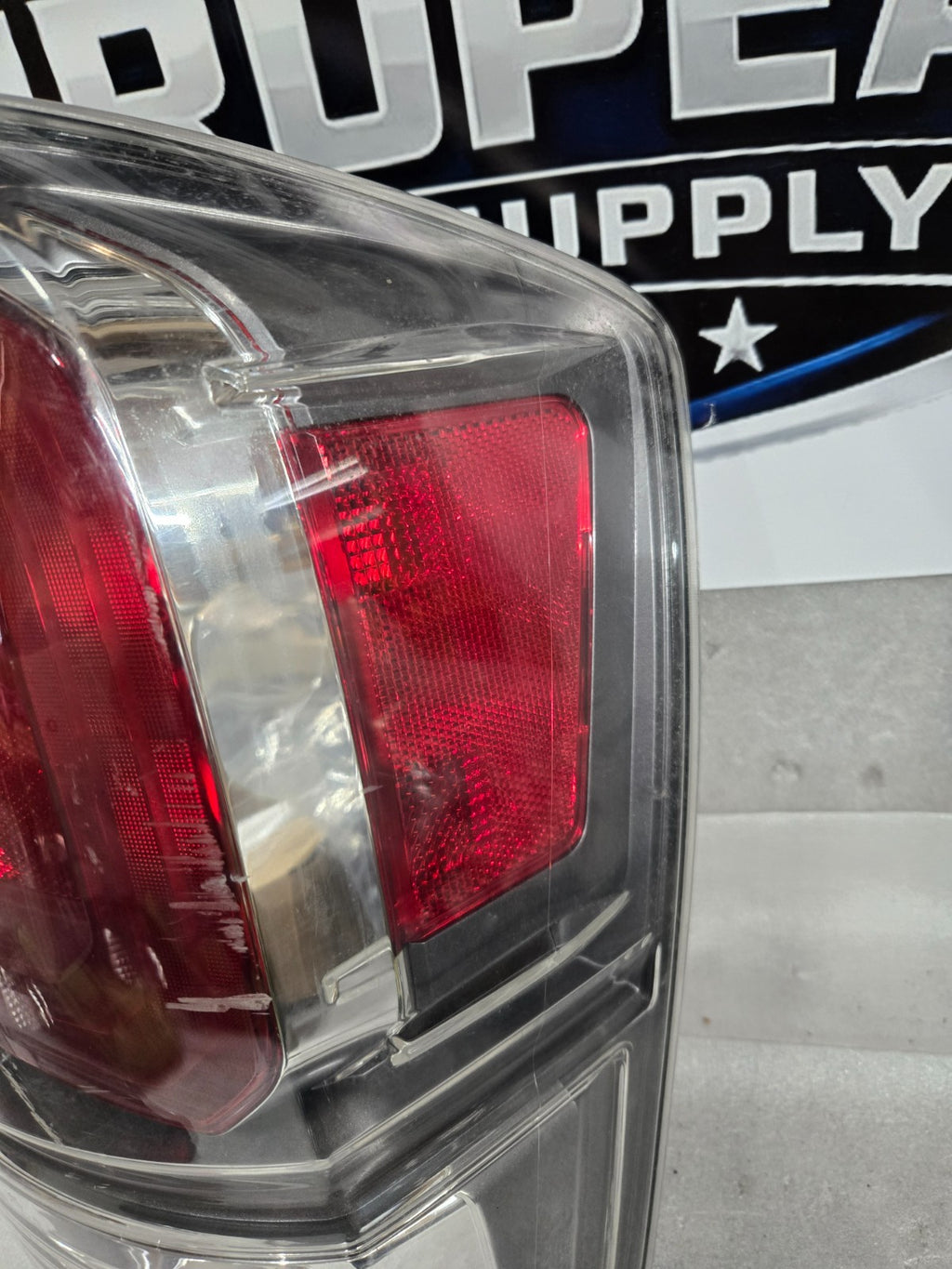 2016-2019 TOYOTA TACOMA RIGHT RH PASSENGER TAILLIGHT TAIL LIGHT OEM