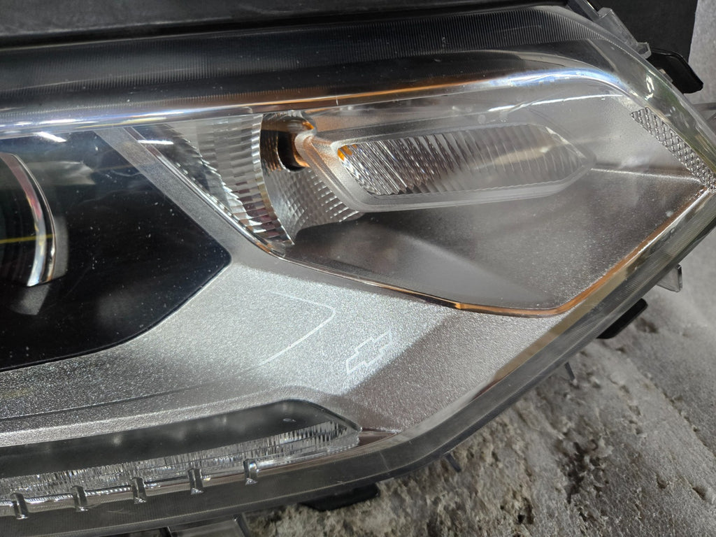 2018 2019 2020 2021 Chevrolet Traverse Headlight Xenon HID RH Right Side OEM