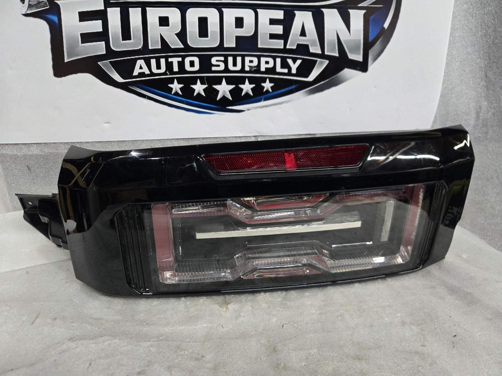 2024-2026 GMC Hummer EV SUV Right RH LED Tail Light OEM 85008694 *Lens Chip