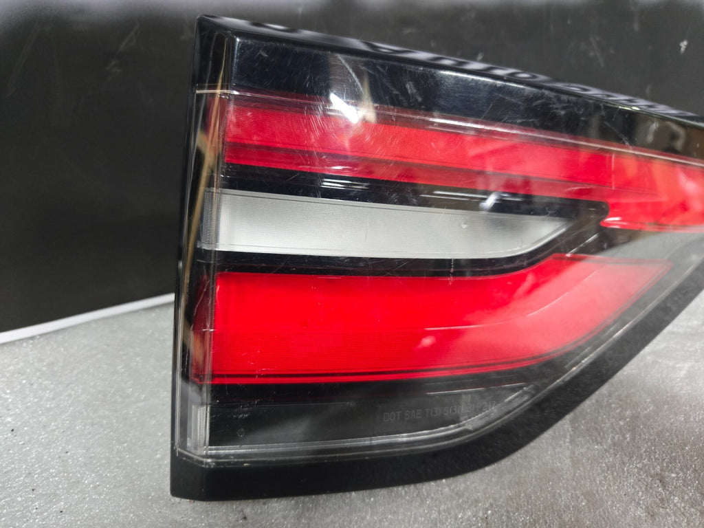 2017-2020 LAND ROVER DISCOVERY RIGHT PASSENGER SIDE OUTER TAILLIGHT LAMP OEM