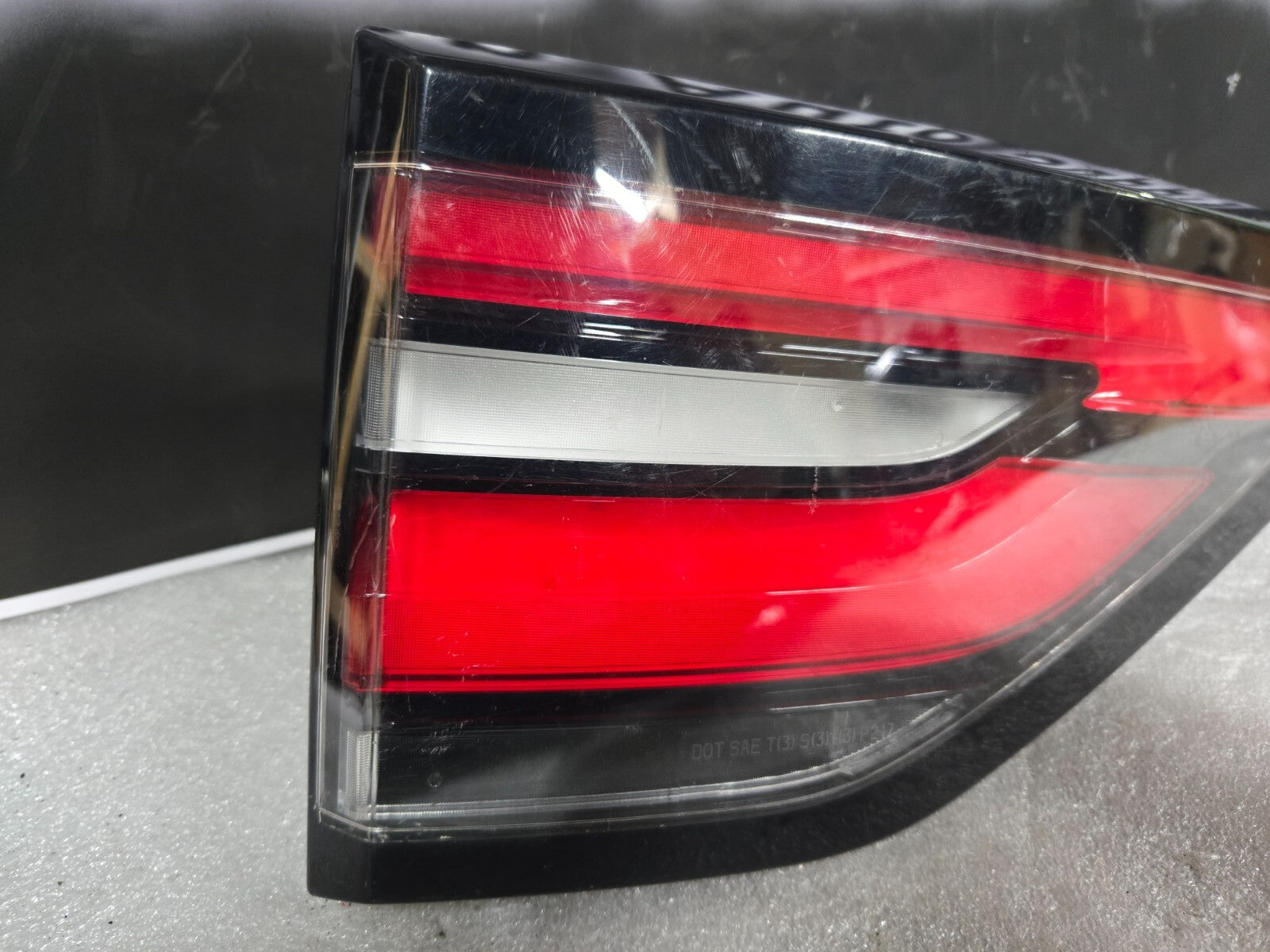 2017-2020 LAND ROVER DISCOVERY RIGHT PASSENGER SIDE OUTER TAILLIGHT LAMP OEM