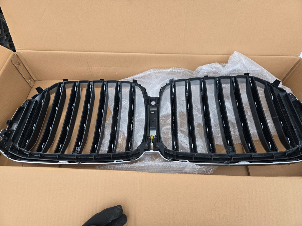 23-26  BMW X5 Front Bumper Grille 51135A67CC4 Camera Hole OEM G05 LCI SILVER 24