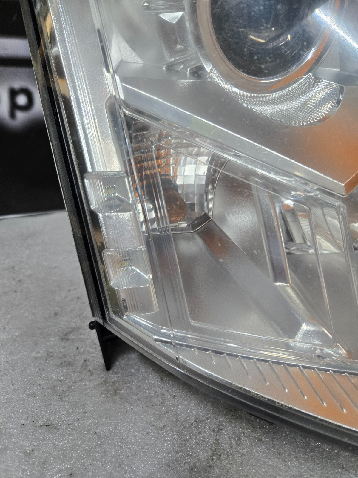 2010-2013 Cadillac SRX Right Passenger Side Headlight Halogen OEM 22853873
