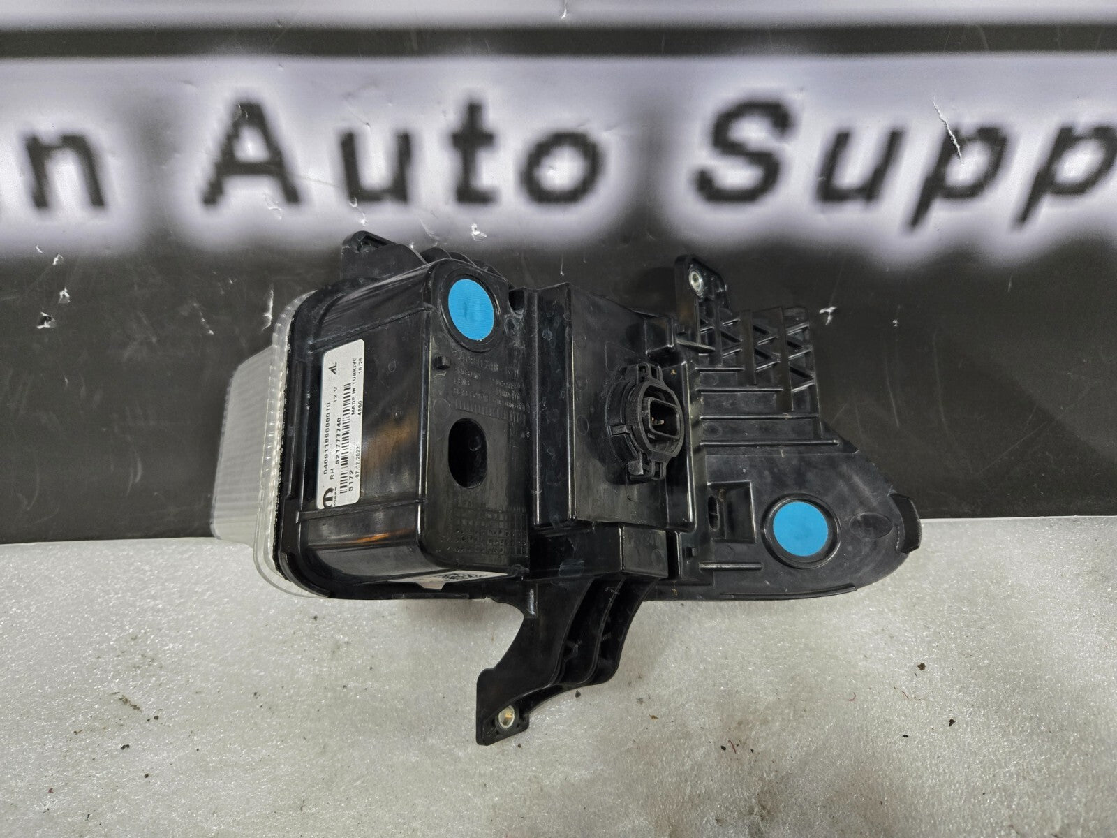 2015-2018 JEEP RENEGADE FRONT RIGHT TURN SIGNAL P/N 521777740 GENUINE OEM