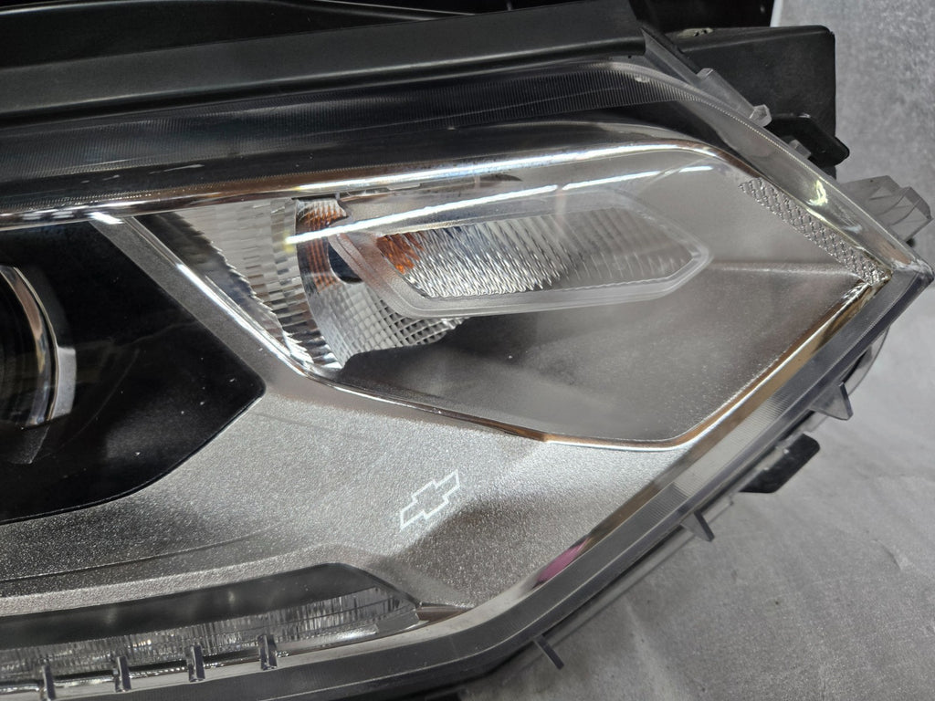 2018-2021 Chevrolet Traverse Xenon HID Headlight Right RH Passenger OEM 84721415