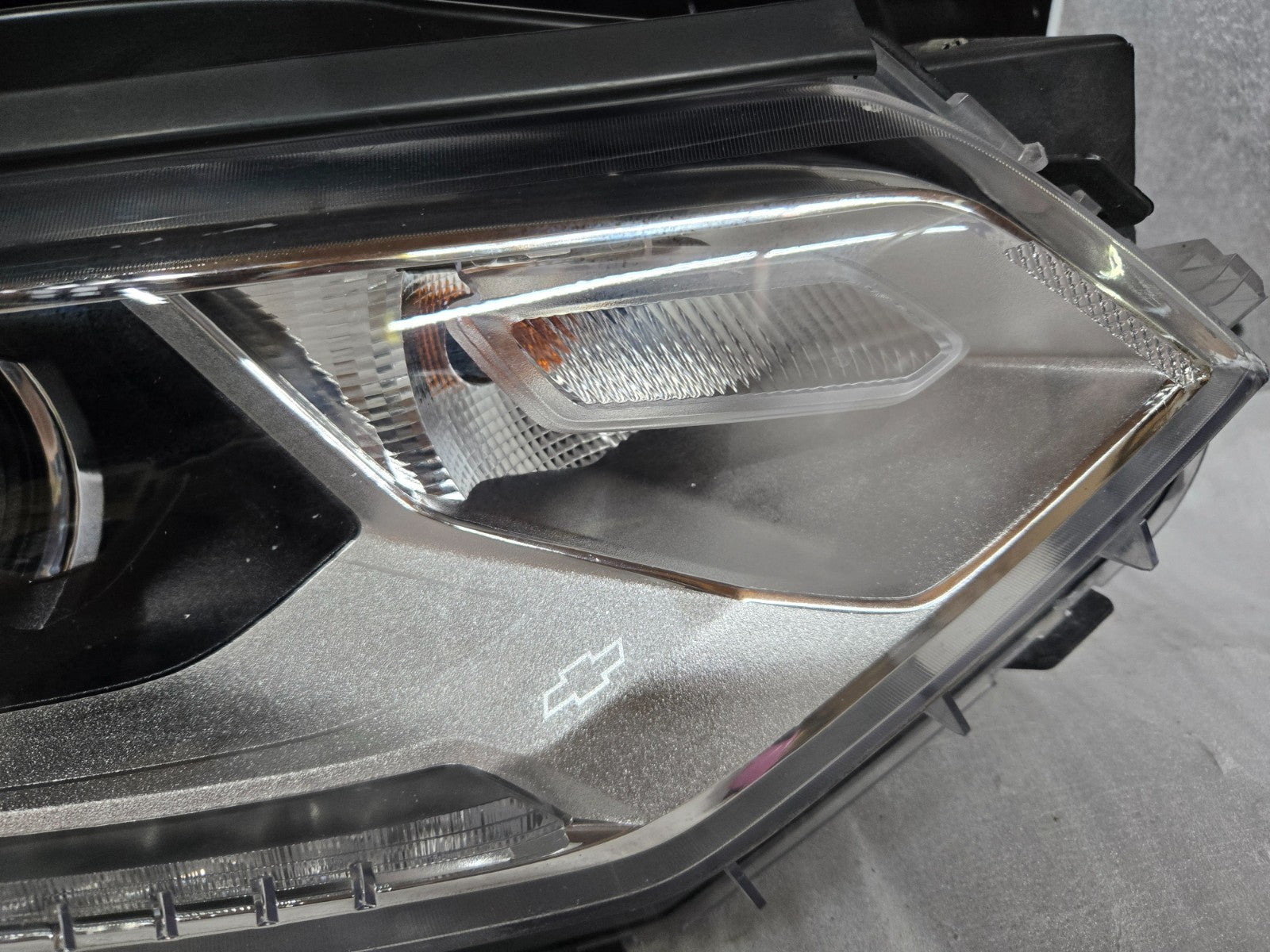 2018-2021 Chevrolet Traverse Xenon HID Headlight Right RH Passenger OEM 84721415