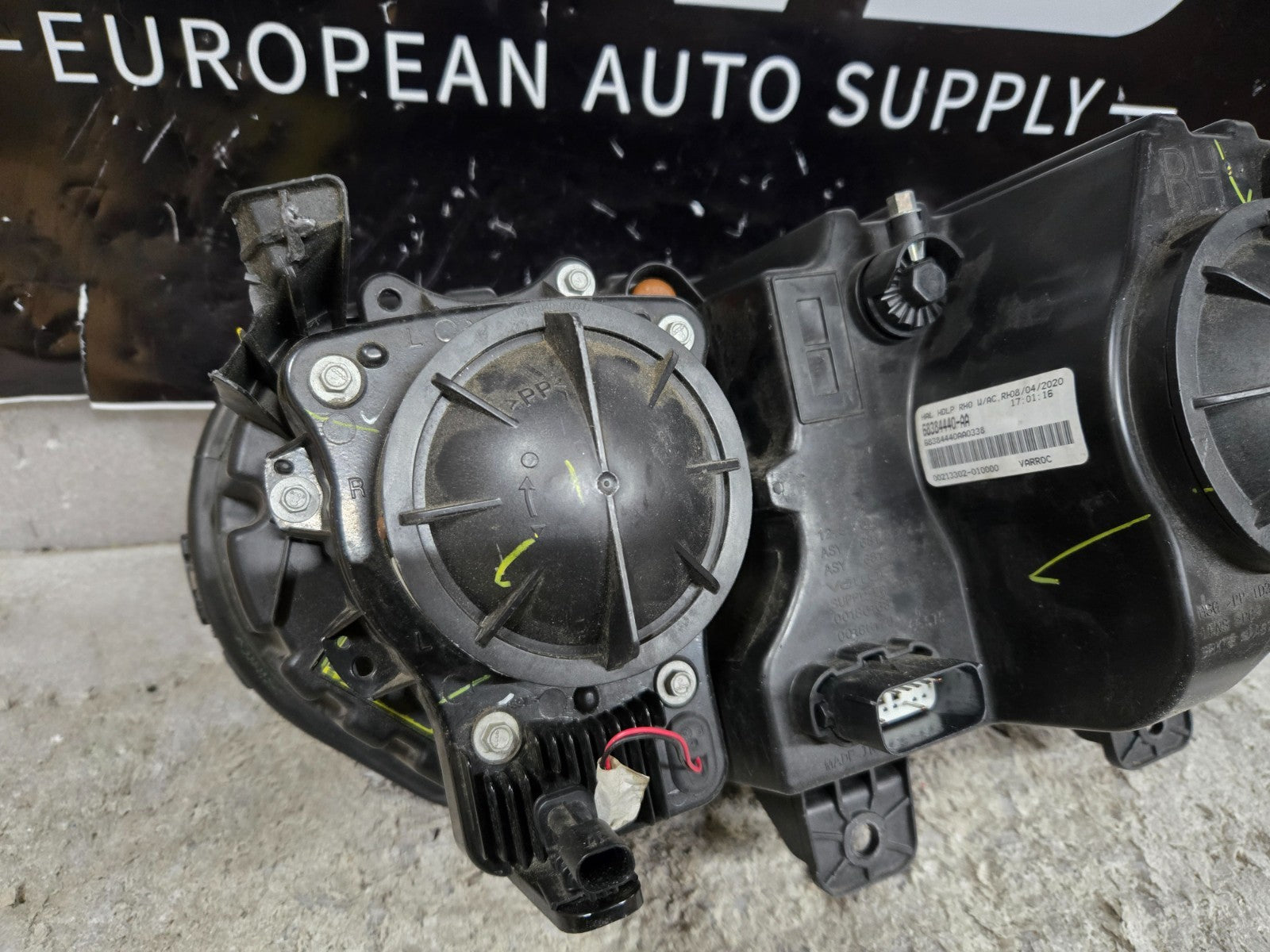 2019-2023 Dodge Challenger Passenger Right Halogen Headlight W A/C Varroc OEM