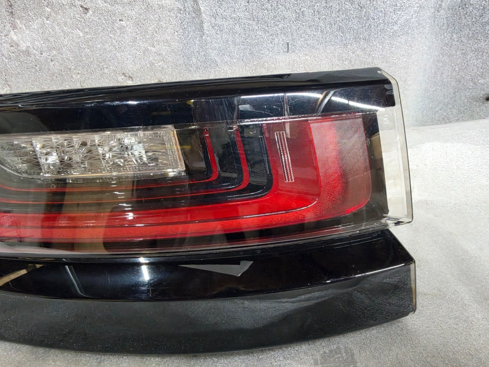 2018-2023 RANGE ROVER VELAR REAR LEFT DRIVER OUTER LED TAIL LIGHT OEM LR181914
