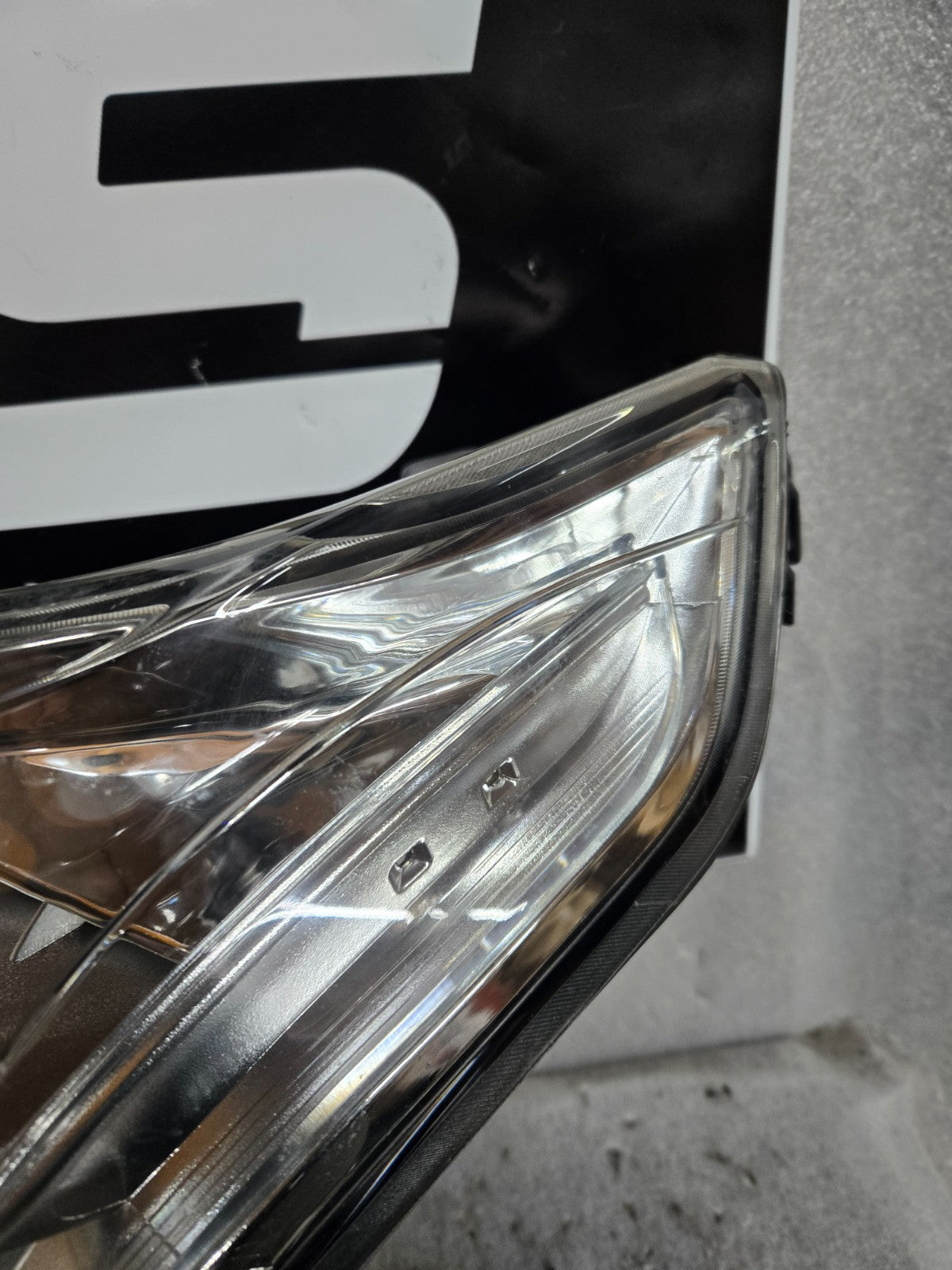 2010-2016 Cadillac SRX Halogen Headlight Driver Left LH Drivers Side OEM