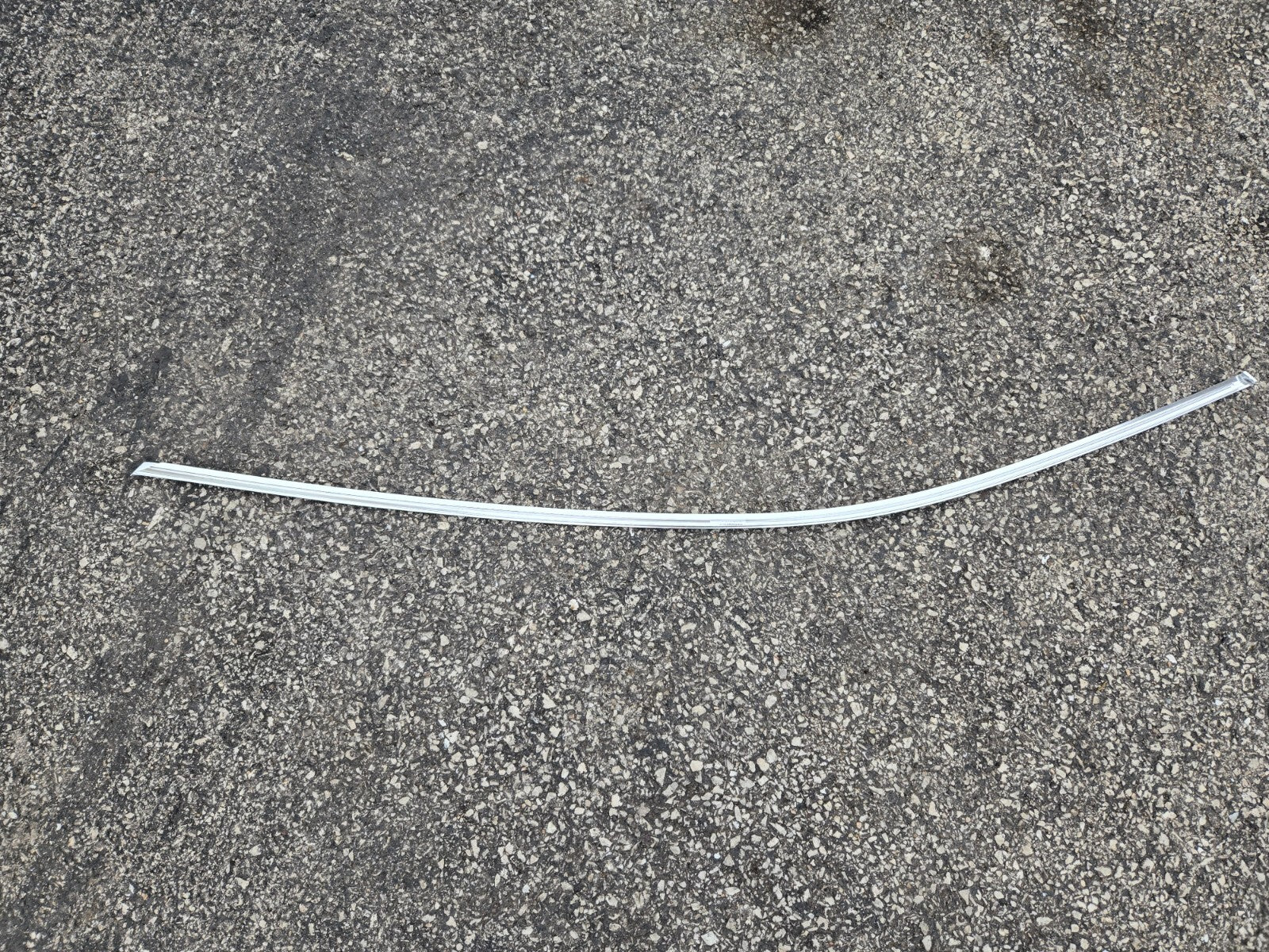 GM Genuine Parts Front Driver Side Door Window Upper Reveal Molding 84717091 OEM