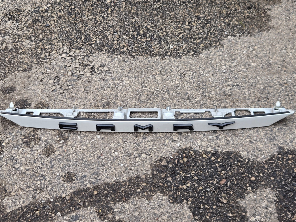 2021-24 TOYOTA CAMRY REAR TRUNK LID LICENSE PLATE MOLDING WHITE OEM 76811-06B70