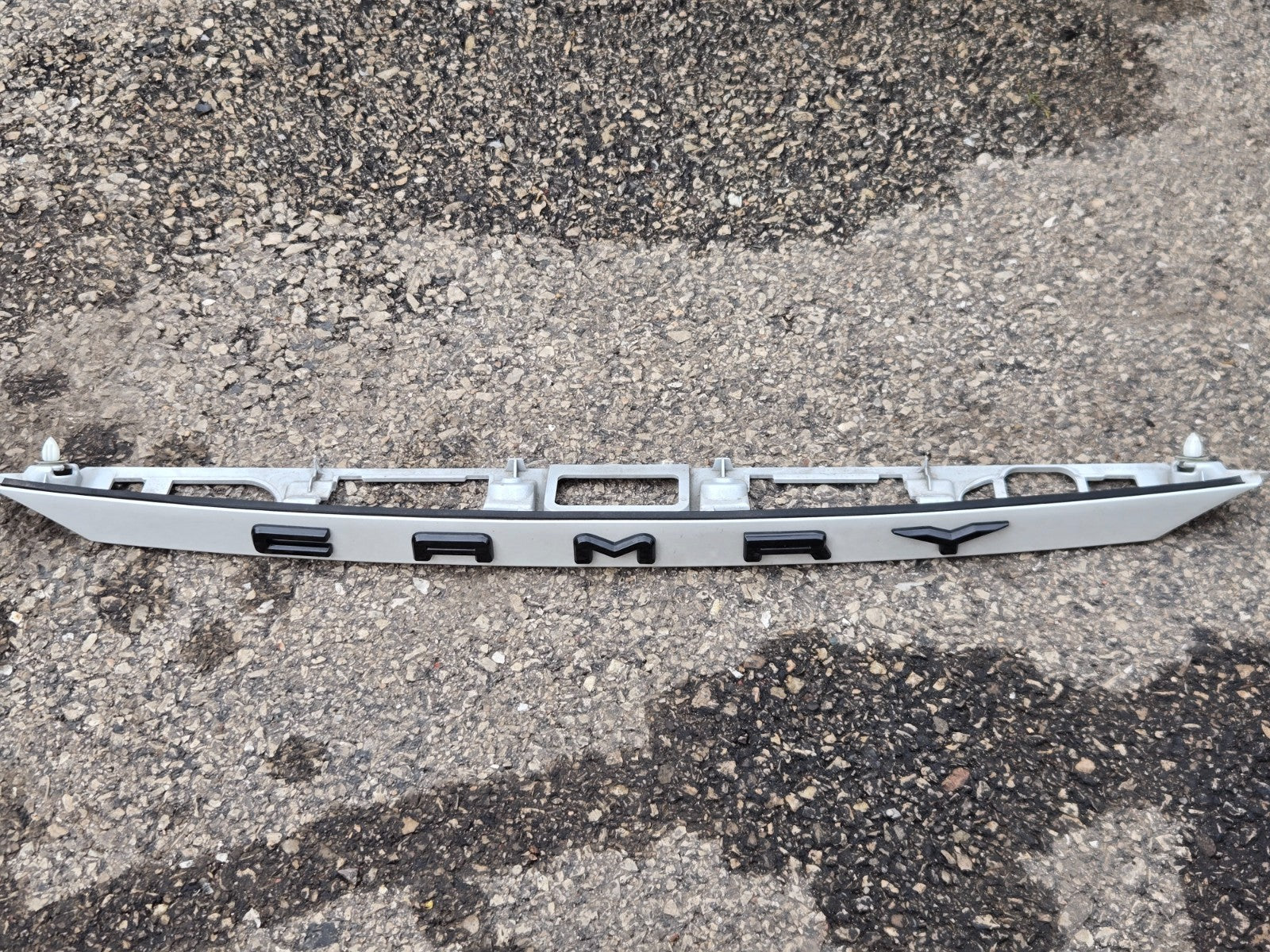 2021-24 TOYOTA CAMRY REAR TRUNK LID LICENSE PLATE MOLDING WHITE OEM 76811-06B70