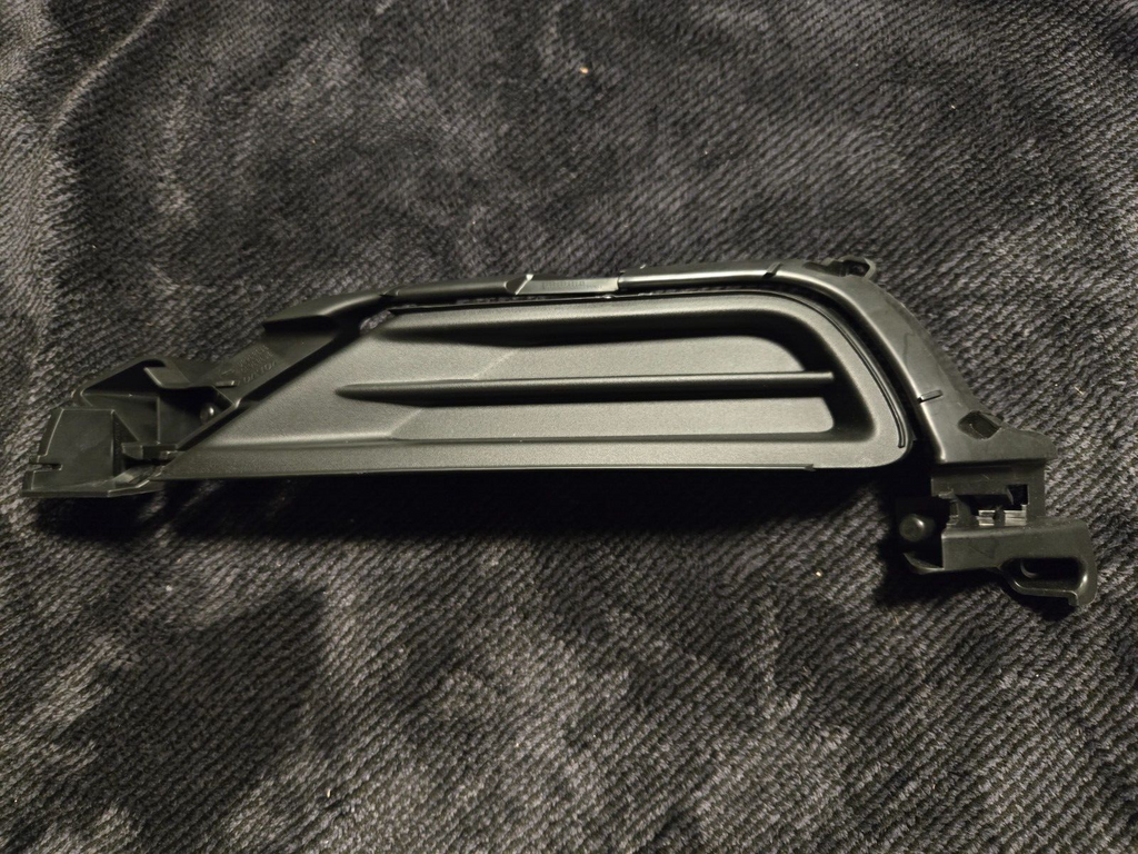OEM 2016 - 2019 Volvo XC90 Front Right Side Bumper Grille Trim Molding 31383630