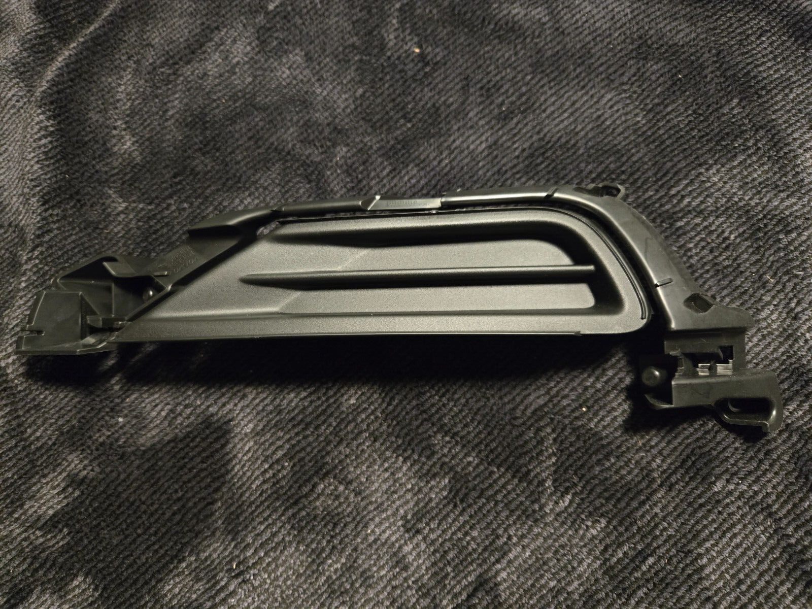 OEM 2016 - 2019 Volvo XC90 Front Right Side Bumper Grille Trim Molding 31383630