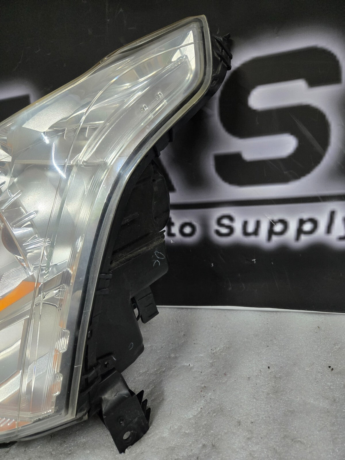 2010-2013 Cadillac SRX Left Driver Side Headlight Halogen OEM 22853872