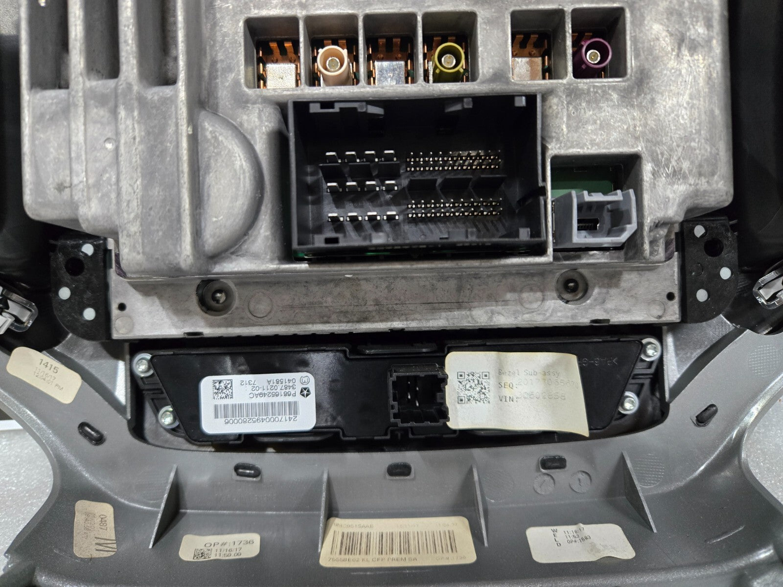 2014-2018 JEEP CHEROKEE VP3 RA3 UCONNECT SATELITE RADIO W/ RADIO BEZEL OEM