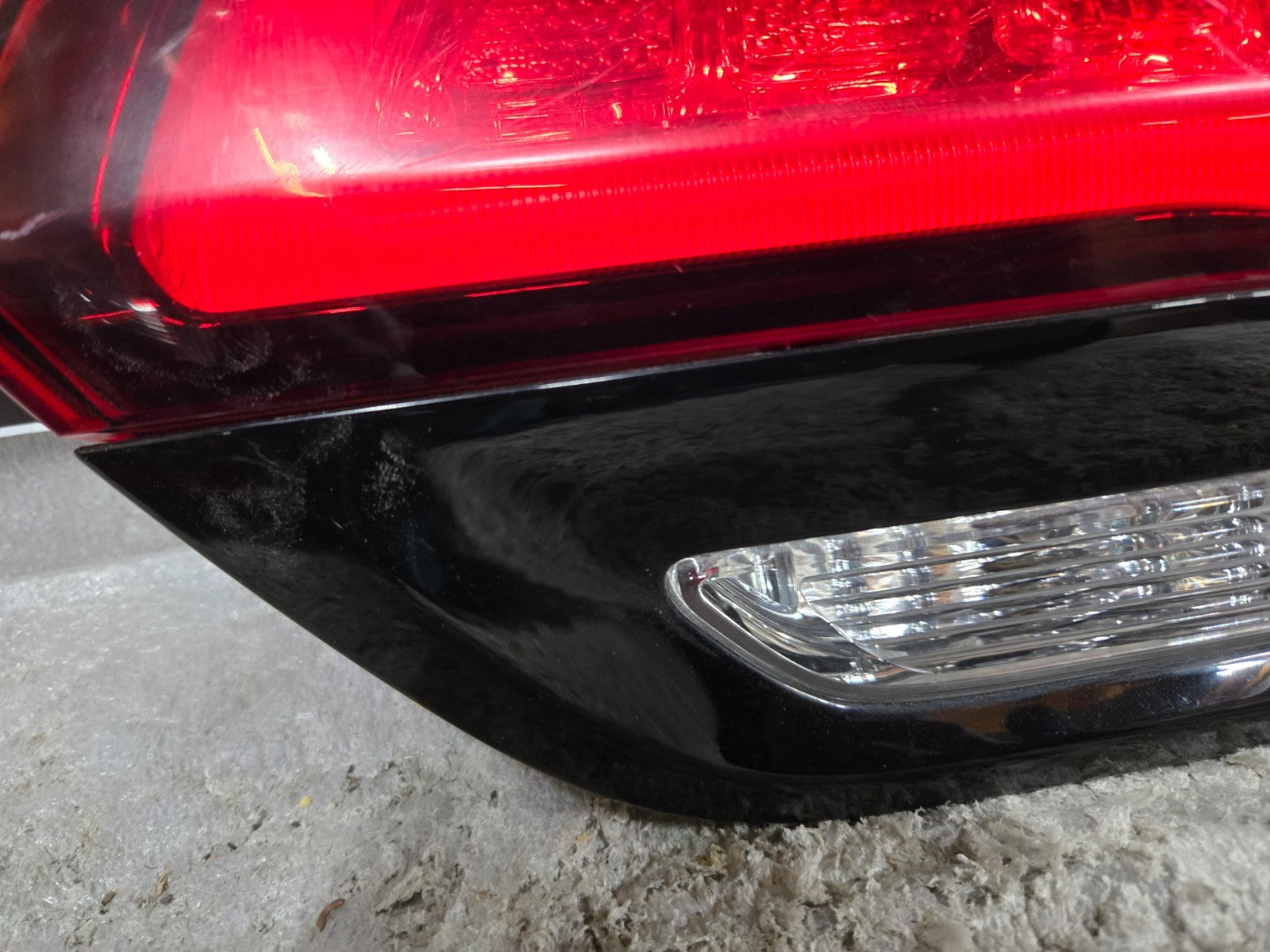 2014-2022 Jeep Grand Cherokee Inner Tail Light Right Passenger OEM P68142944AD