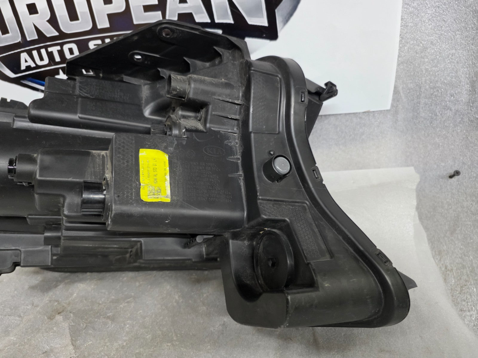 2021-2023 Kia Sorento Reflector LED Headlight Driver Left LH OEM 92101-R5220