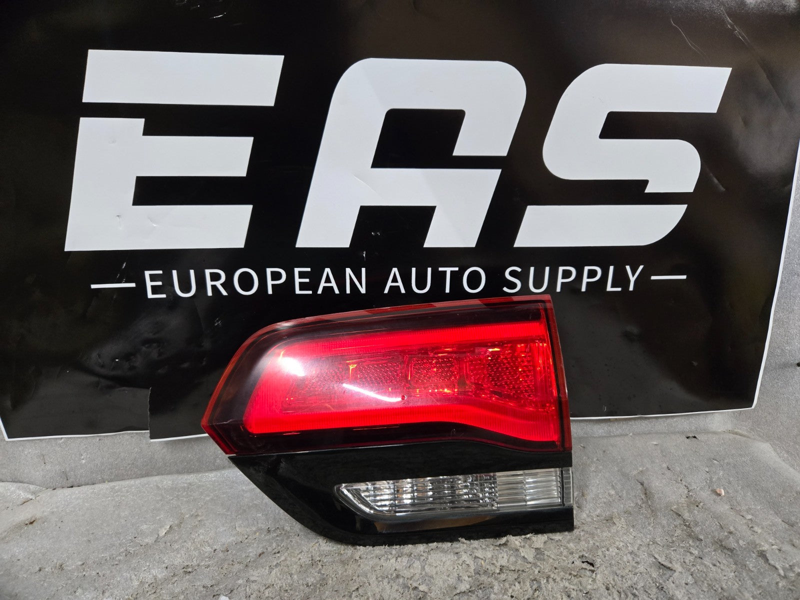 2014-2022 Jeep Grand Cherokee Inner Tail Light Right Passenger OEM P68142944AD