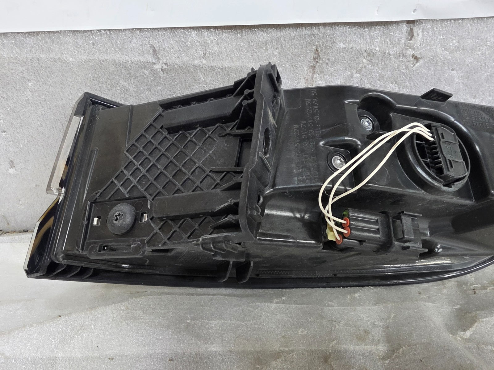 2018-2023 RANGE ROVER VELAR REAR LEFT DRIVER OUTER LED TAIL LIGHT OEM LR181914