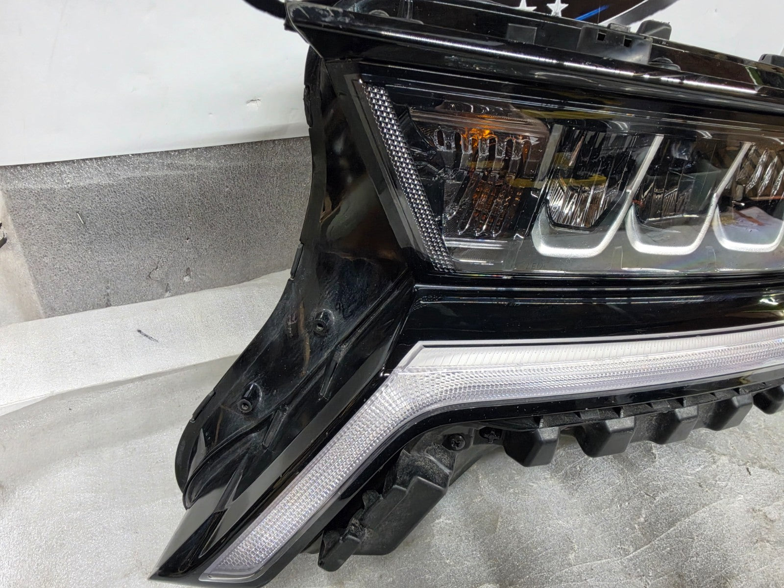 2021-2023 Kia Sorento Reflector LED Headlight Driver Left LH OEM 92101-R5220