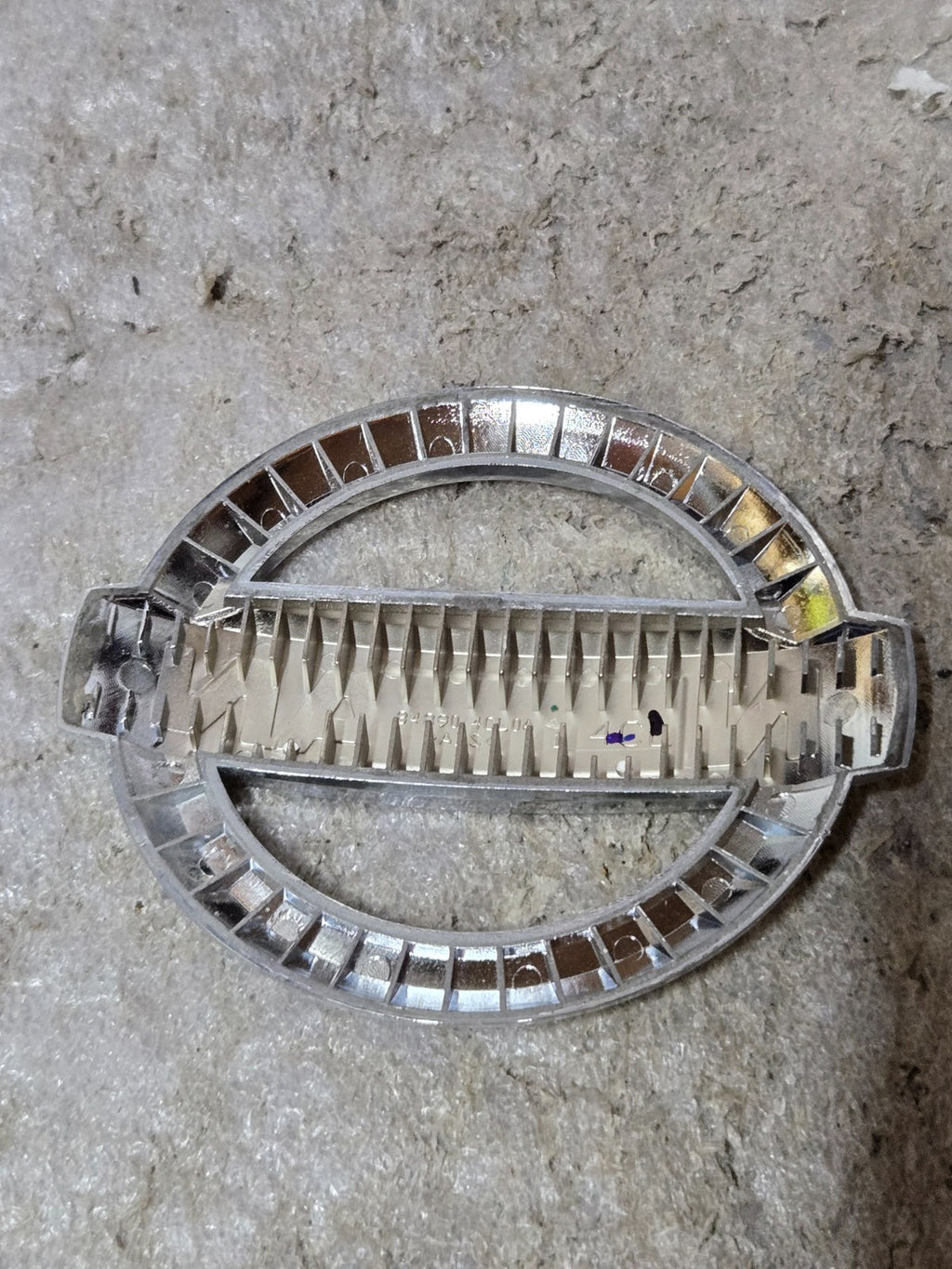 Genuine Nissan Emblem 84890-4CL0A USED OEM