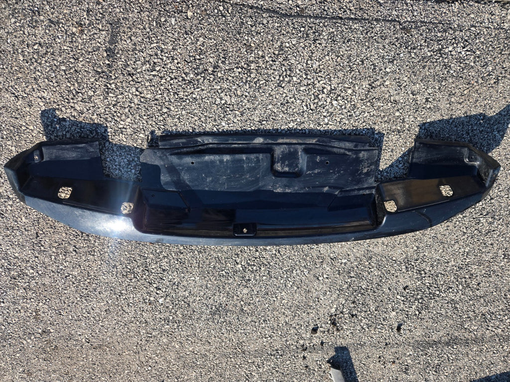 15-20 CHEVROLET SUBURBAN TAILGATE LIFTGATE ROOF SPOILER LOWER COVER OEM 22892618