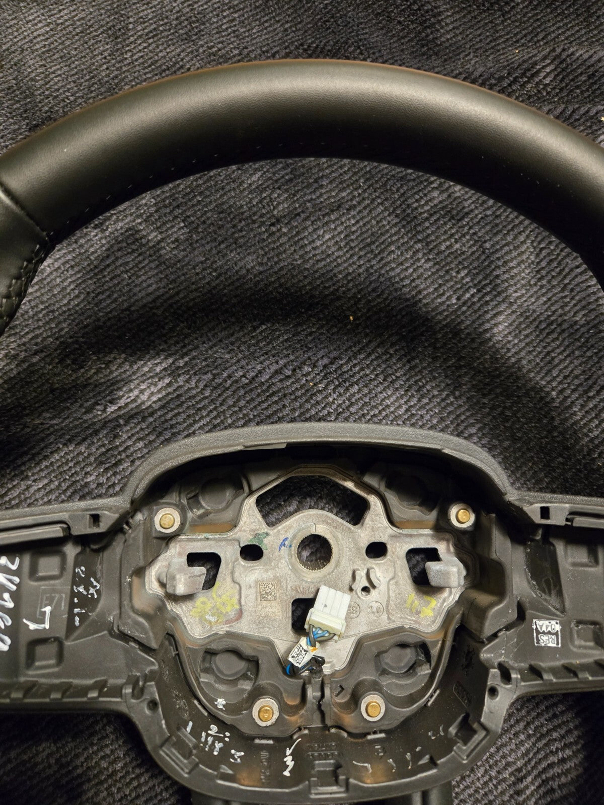 NEW Volvo XC40 Steering Wheel, 3 Spoke - 32366941 OEM 