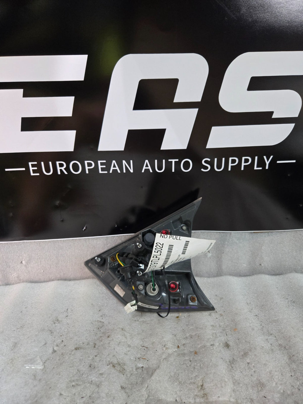2014-2016 Nissan Rogue Left LH Driver Side Tai Gate Mounted Taillight OEM