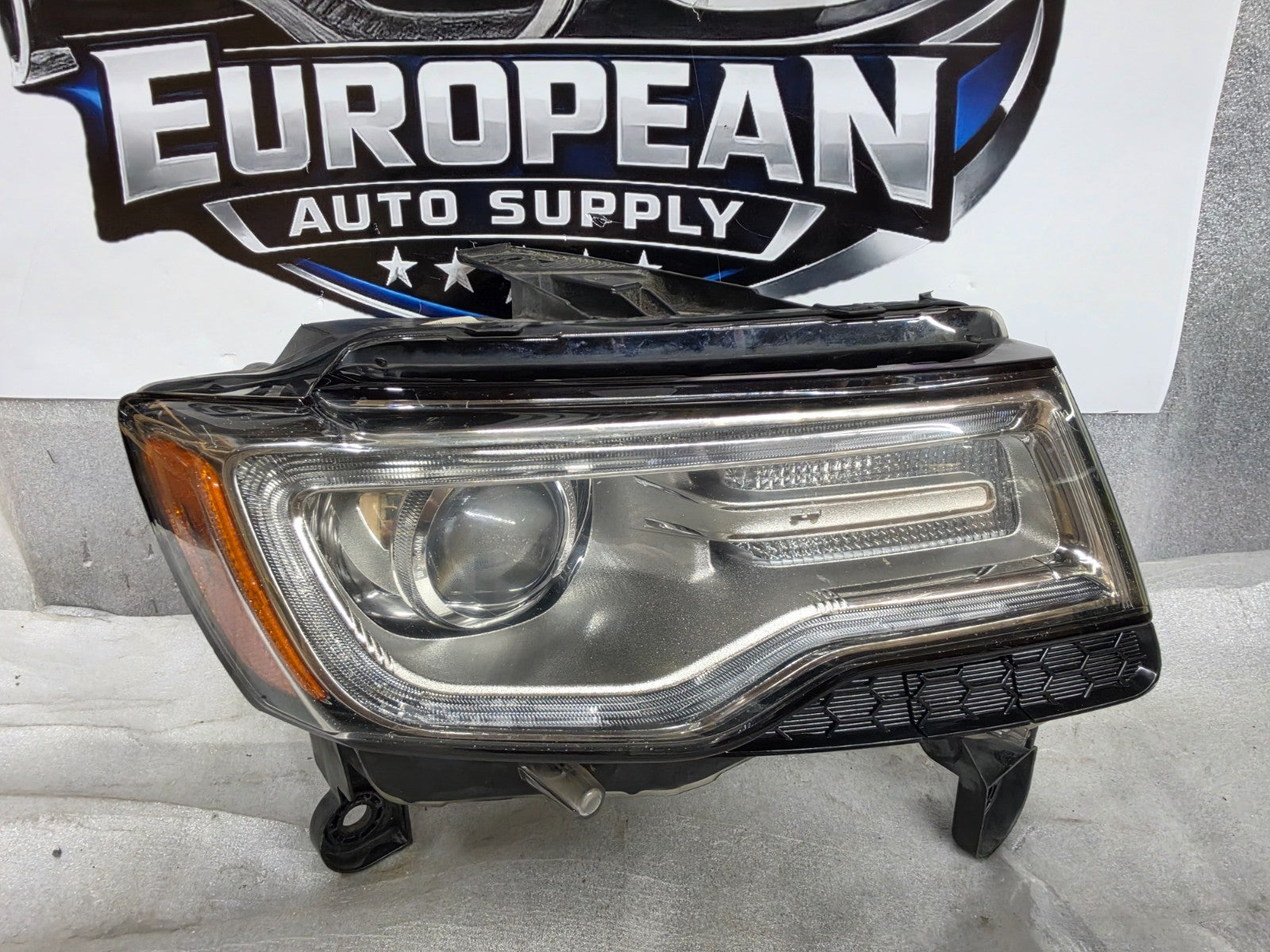 2014-2015 Jeep Grand Cherokee Passenger Xenon Headlight Non-AFS OEM 68111000AC