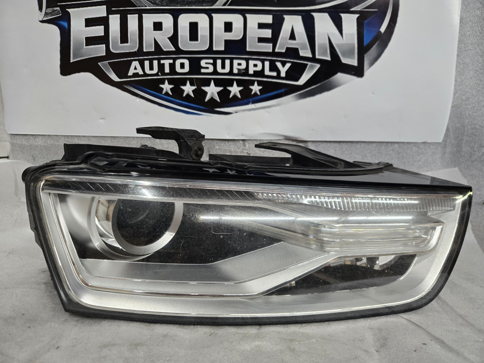 2016-2018 Audi Q3 OEM Right Passenger Headlight Complete HID Xenon 8U0941006E