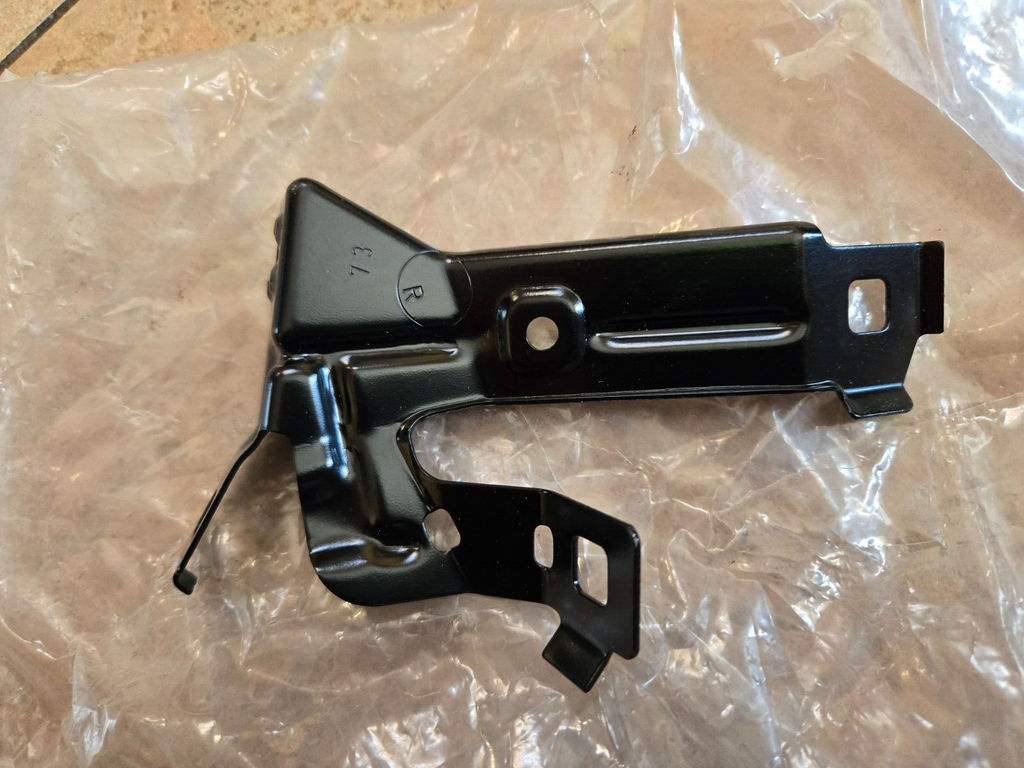 2016-2018 BMW 330E F30 FRONT RIGHT FENDER LOWER MOUNT BRACKET OEM 7298038
