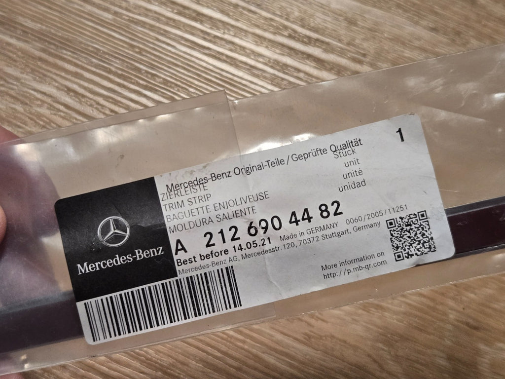 MERCEDES-BENZ BODY MOLDING FRONT RIGHT RH PASSENGER SIDE A2126904482 OEM