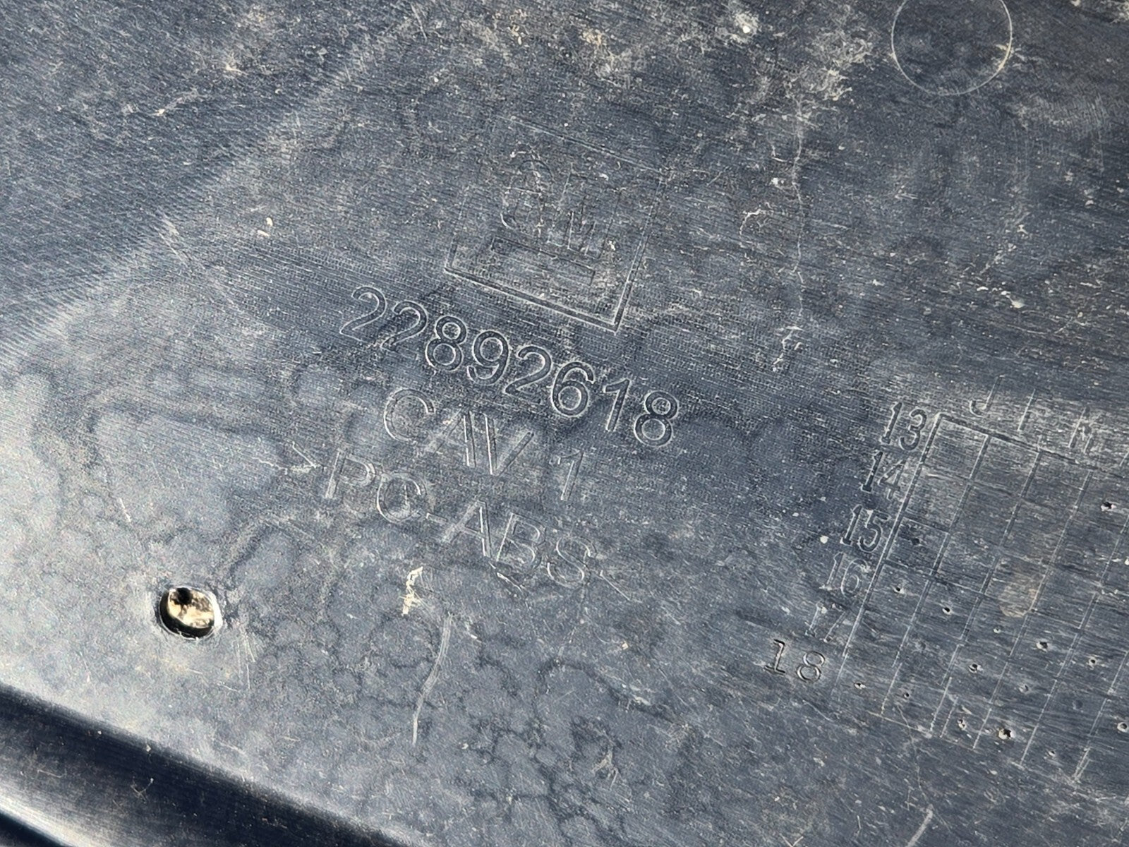 15-20 CHEVROLET SUBURBAN TAILGATE LIFTGATE ROOF SPOILER LOWER COVER OEM 22892618