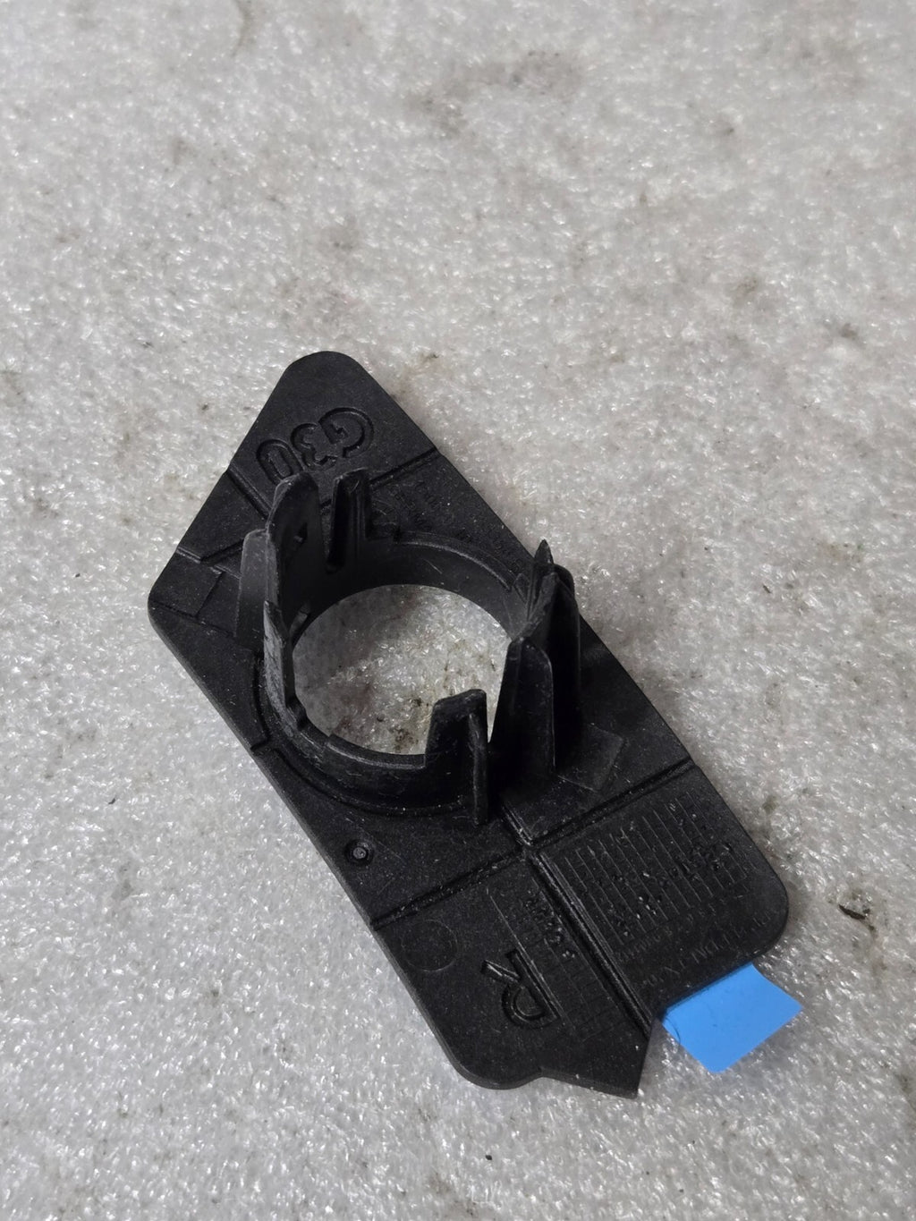 2018-2020 BMW M550 FRONT RIGHT BUMPER PDC PARKING SENSOR SUPPORT BRACKET CAP OEM