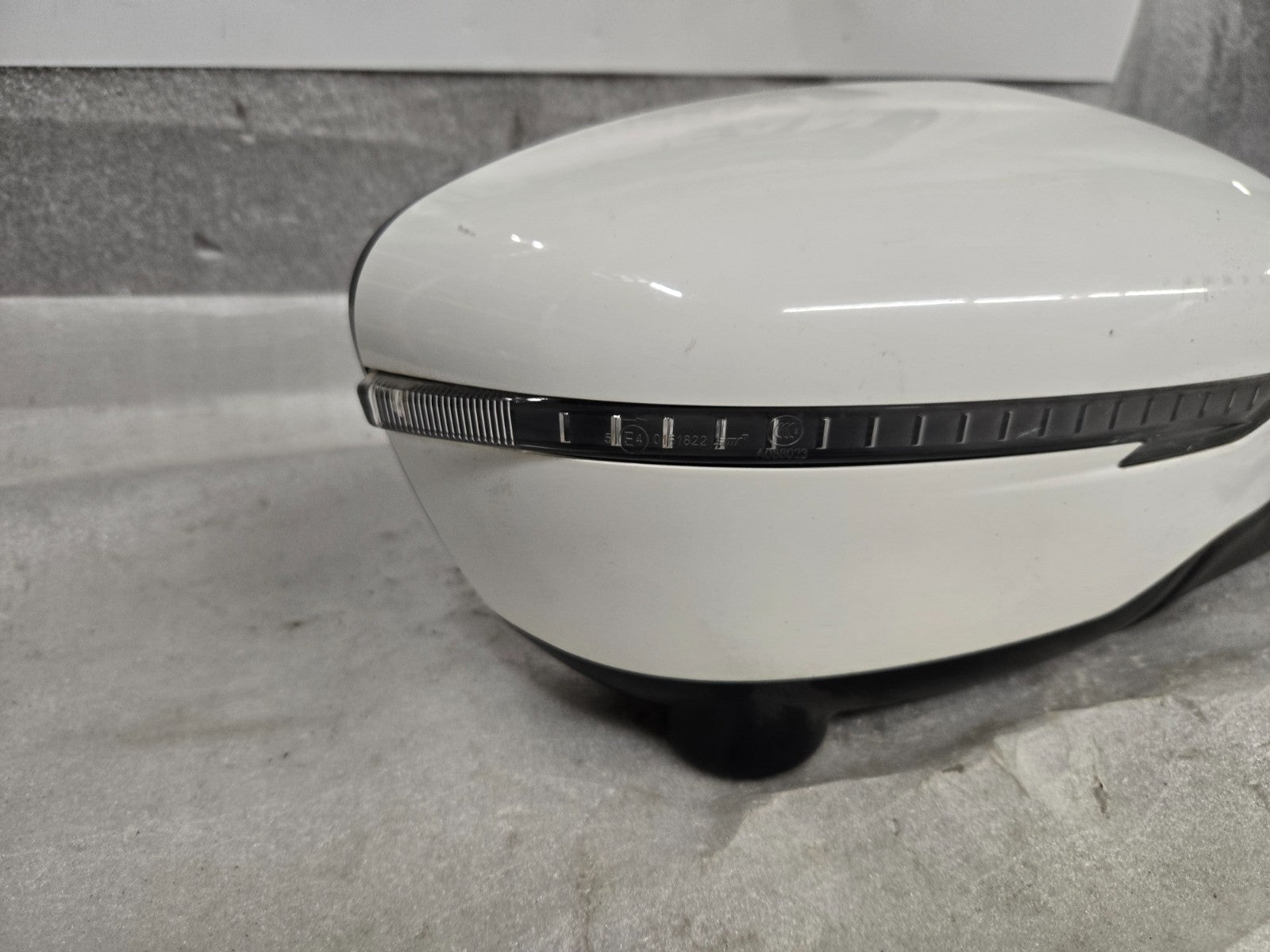 17-20 NISSAN ROGUE RIGHT RH SIDE VIEW DOOR MIRROR w/ CAMERA E4034237 WHITE