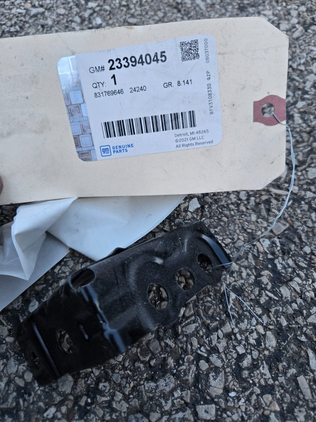 2019-2025 CHEVROLET SILVERADO 1500 FRONT RIGHT UPPER FENDER BRACKET OEM 23394045