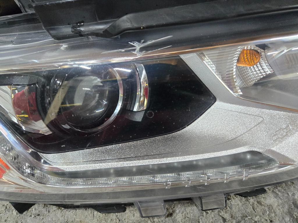 2018 2019 2020 2021 Chevrolet Traverse Headlight Xenon HID RH Right Side OEM