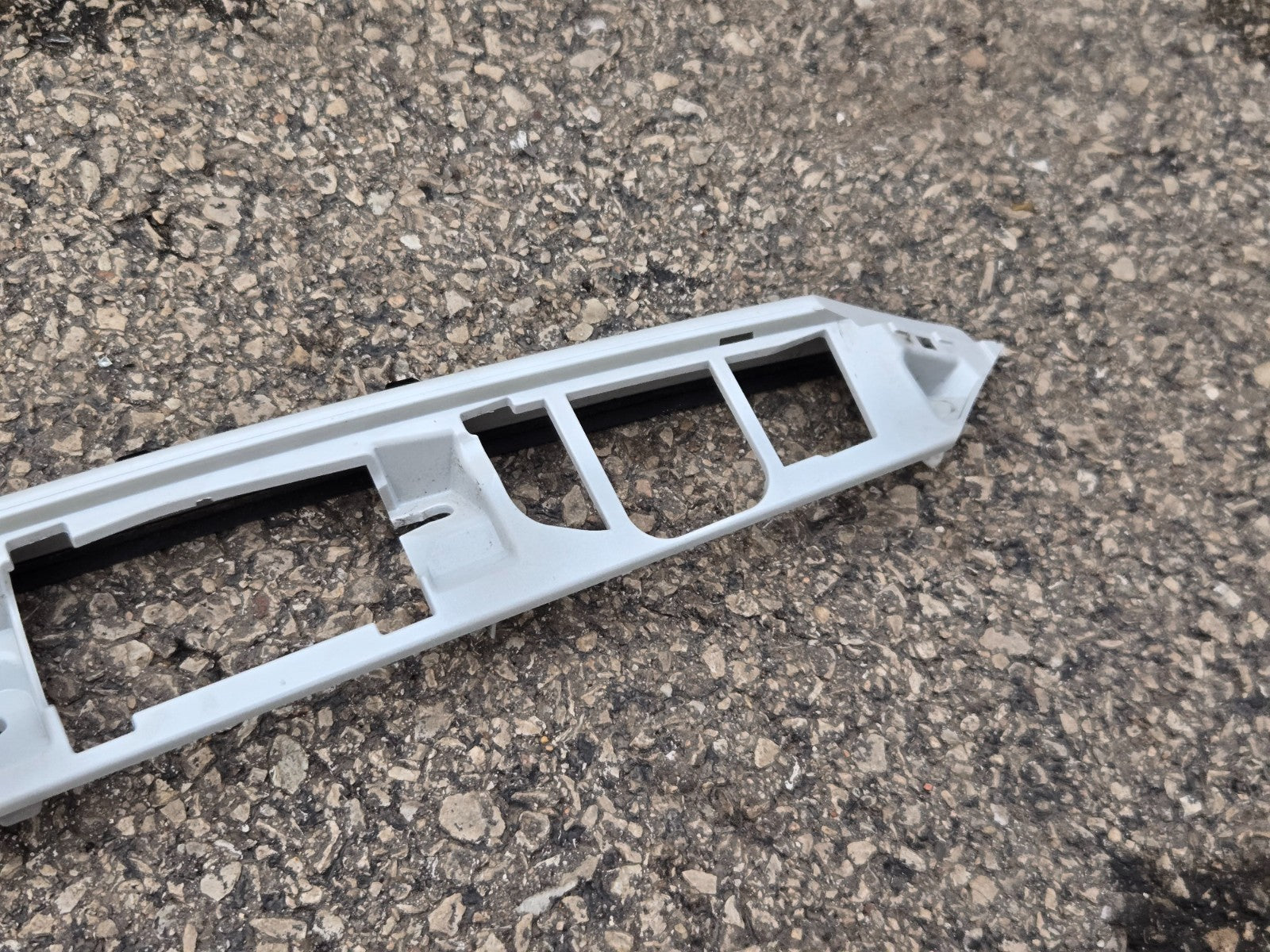 2021-24 TOYOTA CAMRY REAR TRUNK LID LICENSE PLATE MOLDING WHITE OEM 76811-06B70