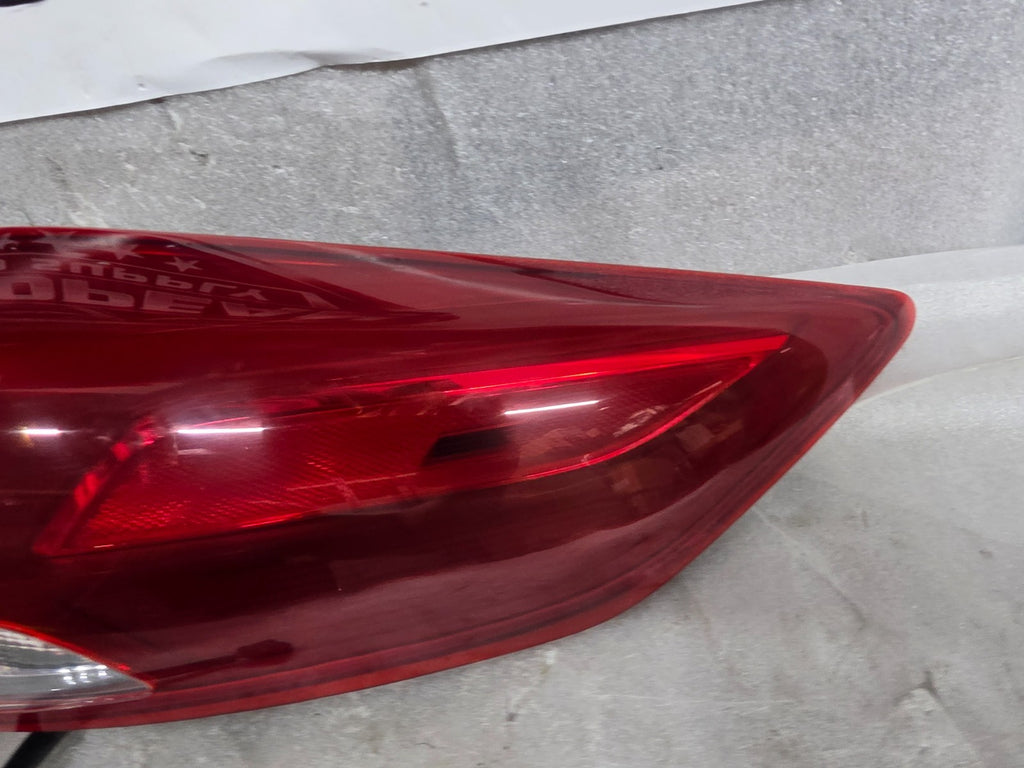 2017 2018 Hyundai Elantra Right Passenger Tail Light Lamp Taillight OEM 92402F30