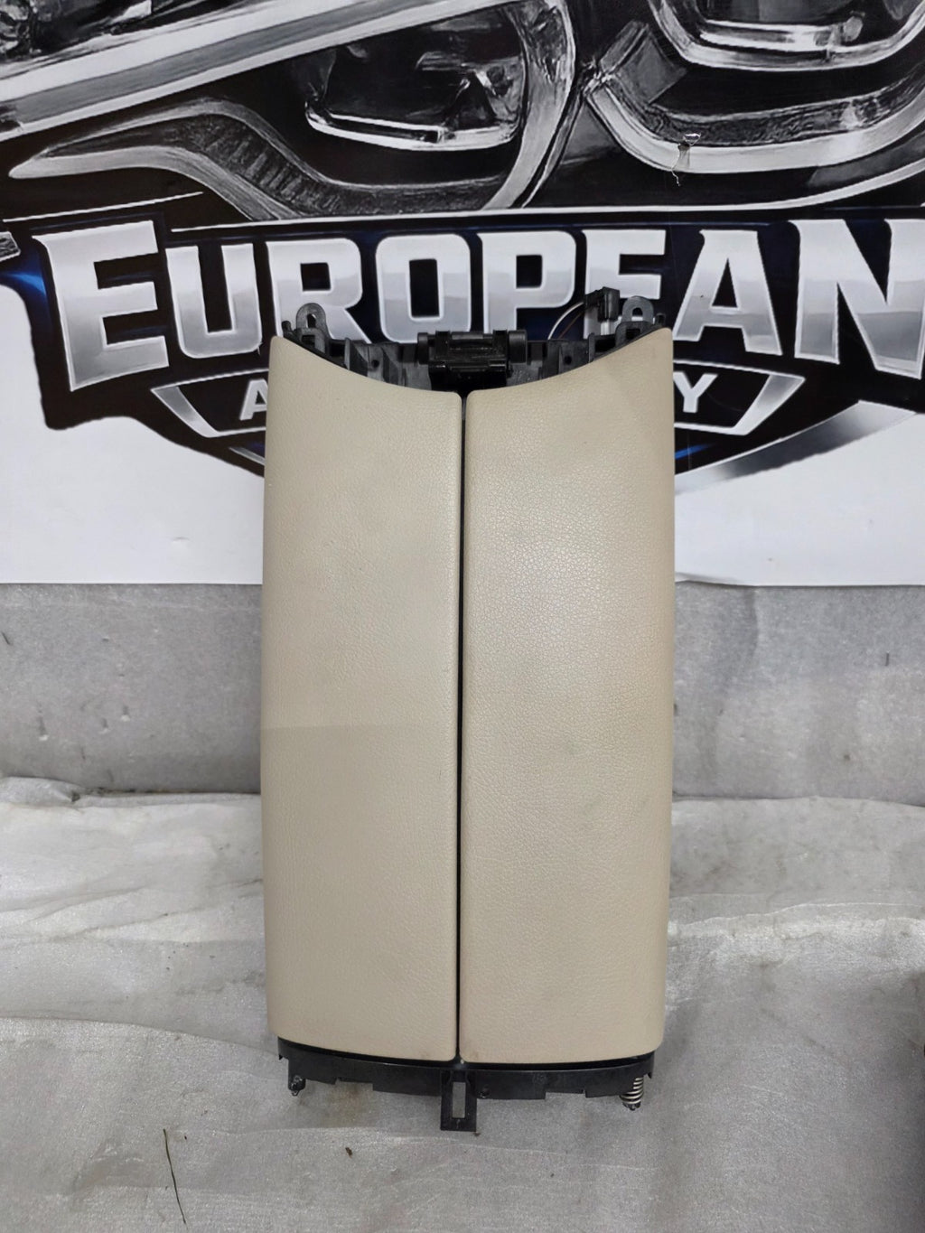 2016-2022 MERCEDES GLC300 X253 CENTER CONSOLE ARMREST LID OEM A2055406865 BEIGE