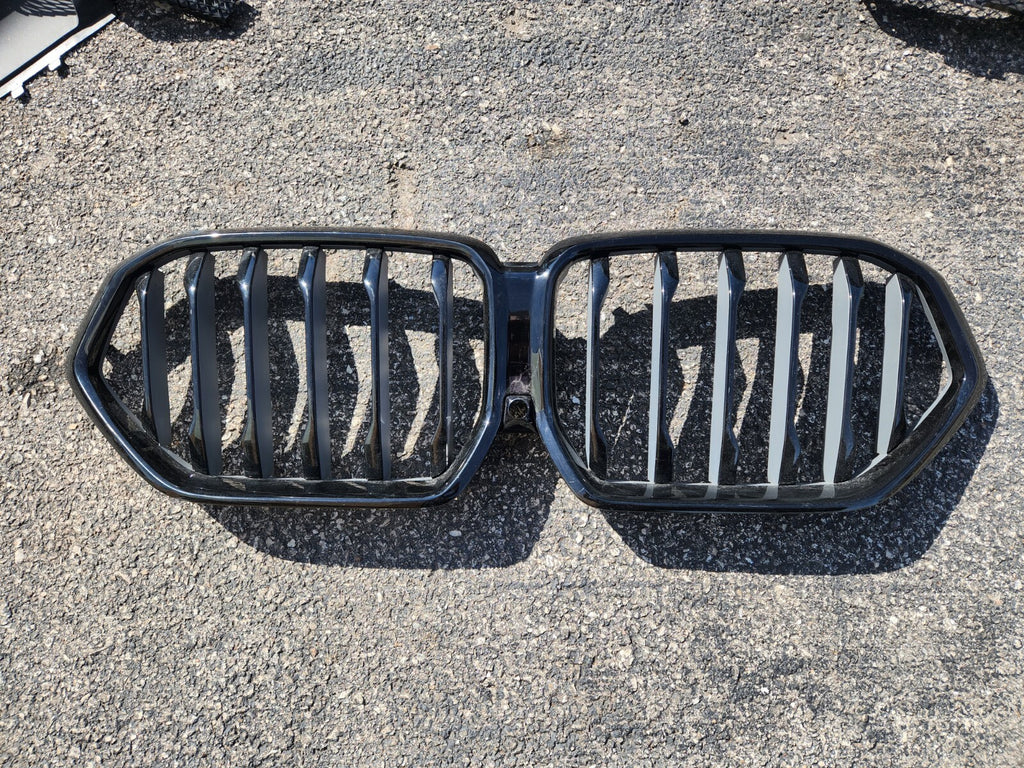 2020 2021 2022 2023 BMW X6 G06 Front Bumper Upper Kidney Grille Assembly OEM
