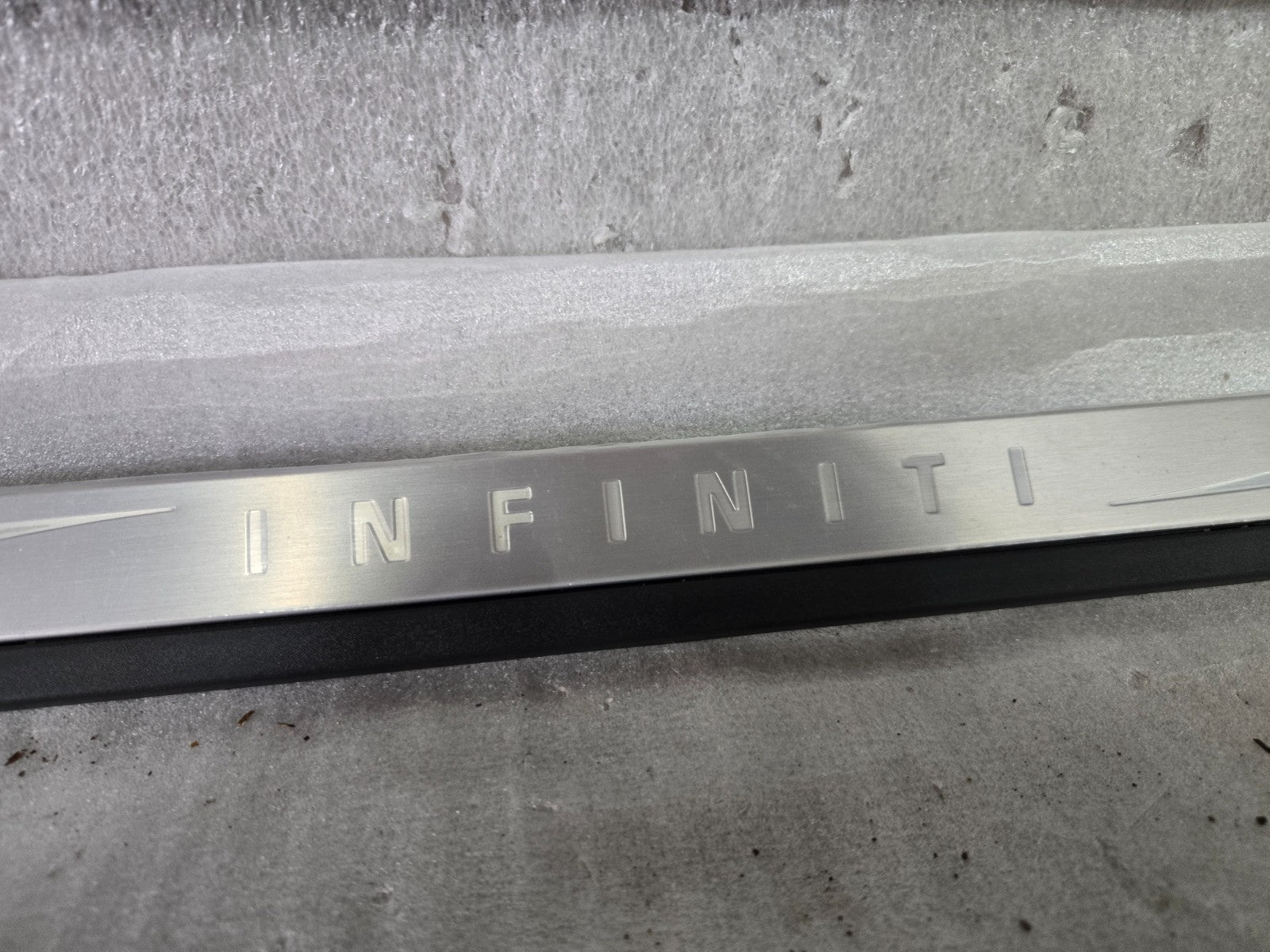 2018 - 2020 INFINITI QX60 FRONT LEFT DOOR SILL SCUFF PLATE STEP TRIM COVER OEM