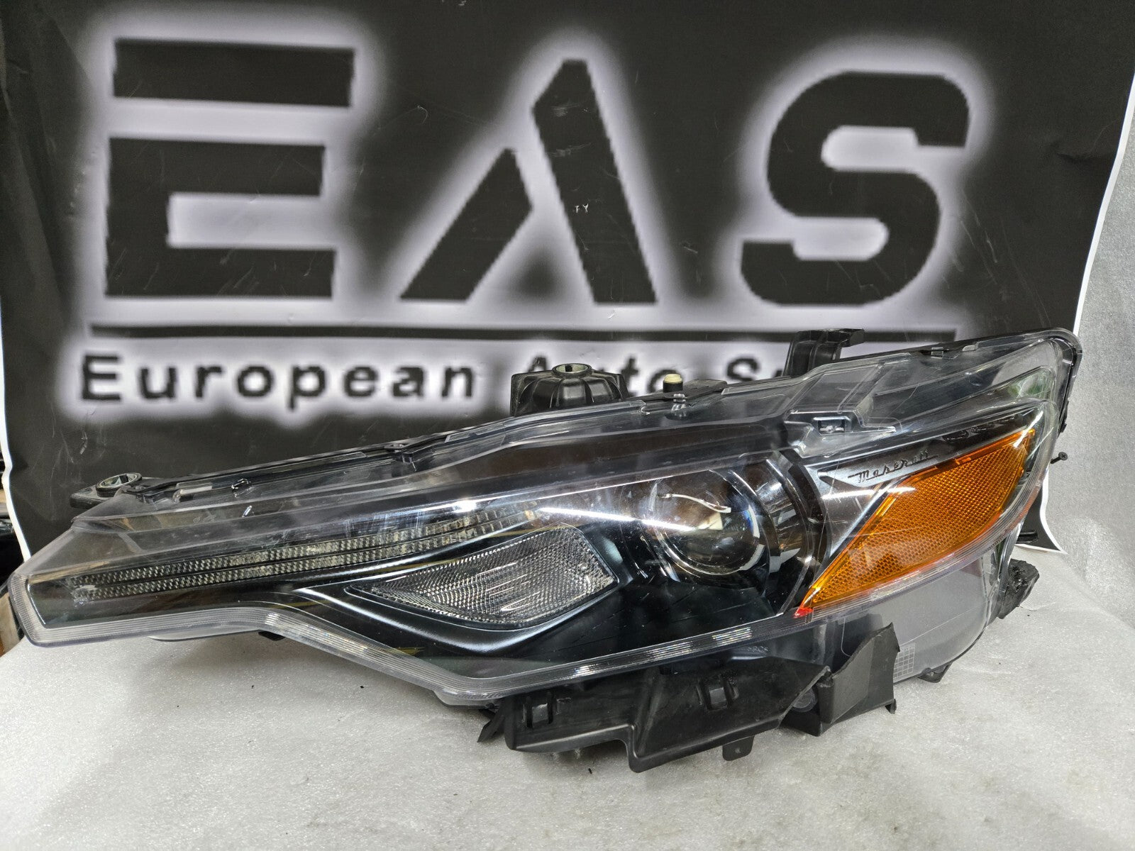 2017 - 2020 Maserati Levante LH Driver Xenon HID Non-AFS Headlight 670034642 OEM